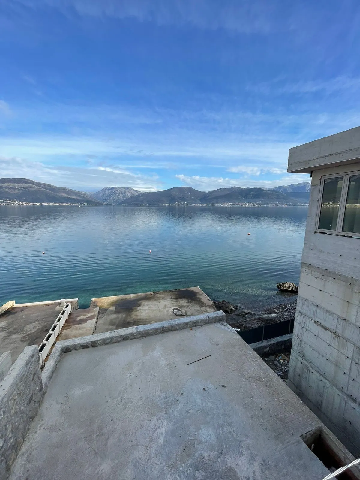 Villa in Krasici located on the picturesque shore of the bay